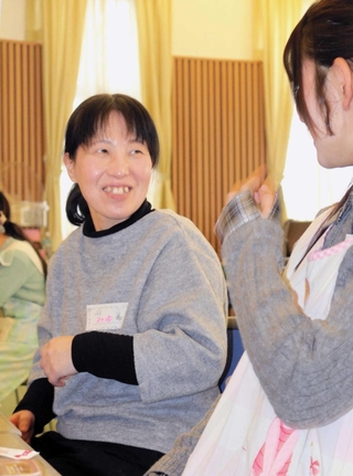 長年関わりがある遺児たちと話すファシリテーターの堀美幸さん（左）＝神戸市東灘区本庄町１