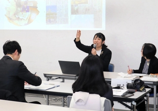 教育現場での新聞活用方法が紹介されたＮＩＥ実践発表会＝神戸新聞社