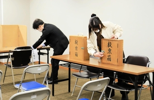 院内での不在者投票に備え、手順を確認する職員ら＝洲本市塩屋１、兵庫県立淡路医療センター