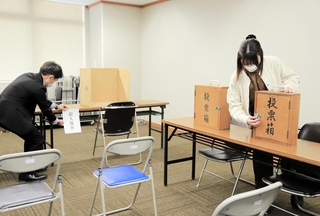 院内での不在者投票に備え、手順を確認する職員ら＝洲本市塩屋１、兵庫県立淡路医療センター