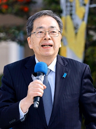 支持を訴える中道改革連合の斉藤鉄夫共同代表＝５日午前、川西市栄町、川西能勢口駅前（撮影・鈴木雅之）