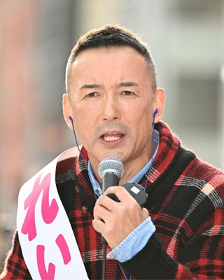 有権者に訴えるれいわ新選組の山本太郎代表＝６日午後、神戸市中央区加納町４（撮影・斎藤雅志）