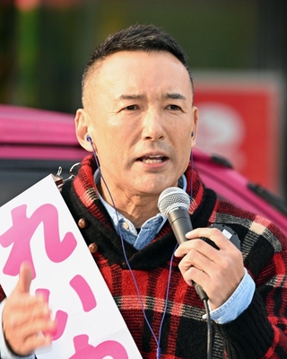 有権者に訴えるれいわ新選組の山本太郎代表＝６日午後、神戸市中央区加納町４（撮影・斎藤雅志）