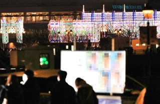 厳かな鎮魂の光を背に、有権者に訴えかける各候補者のポスター＝神戸市中央区波止場町（画像の一部を加工しています）