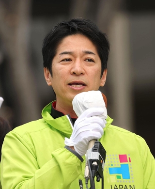 街頭で支持を呼びかける日本維新の会の藤田文武共同代表＝６日午後、川西市栄町、川西能勢口駅前（撮影・笠原次郎）