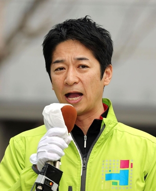 街頭で支持を呼びかける日本維新の会の藤田文武共同代表＝６日午後、川西市栄町、川西能勢口駅前（撮影・笠原次郎）