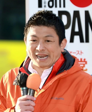 街頭演説をする参政党の神谷宗幣代表＝６日午後、姫路市駅前町（撮影・辰巳直之）