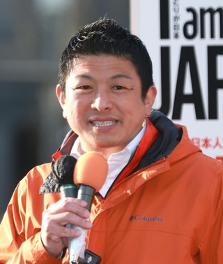 街頭演説をする参政党の神谷宗幣代表＝６日午後、姫路市駅前町（撮影・辰巳直之）