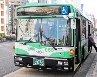 人口減少などを受け、経営環境が厳しくなっている神戸市バス＝神戸市中央区