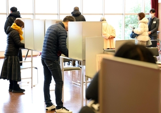 記載台で投票先を記載台で投票先を書き込む有権者ら＝８日午前、神戸市中央区山本通１（撮影・長嶺麻子）