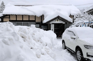 投票所では、朝から町職員や地区住民が除雪に追われた＝兵庫県香美町香住区中野（撮影・長谷部崇）