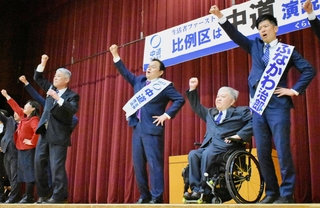 中道改革連合の演説会で、新人候補や立憲民主党の地方議員らと拳を突き上げる赤羽一嘉氏（右から３人目）＝１月３１日、神戸市長田区蓮池町１