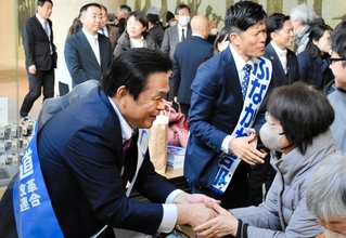 中道改革連合の演説会で、新人候補と並んで支持者と握手する赤羽一嘉氏（手前左）＝１月３１日、神戸市長田区蓮池町１