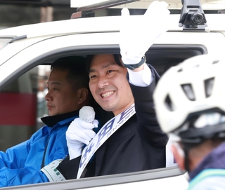 選挙期間中、有権者らに手を振る山田基靖氏＝姫路市東延末２