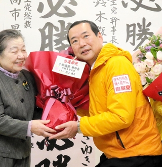 早々と当選を確実にし、支援者から花束を受け取る藤井比早之氏＝西脇市西脇（撮影・大山伸一郎）