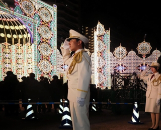 神戸ルミナリエの消灯式で敬礼する警備員たち＝８日夜、神戸市中央区加納町６、東遊園地