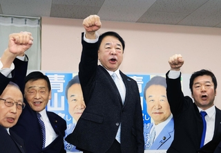 シュプレヒコールをあげる青山繁晴氏（中央）＝尼崎市昭和南通７（撮影・吉田敦史）