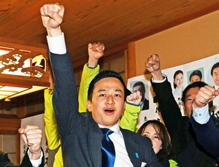 当選が確実となり、拳を突き上げて喜ぶ阿部圭史氏＝神戸市兵庫区東山町２（撮影・斎藤雅志）