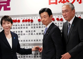 高市早苗首相と一緒に、当選確実を示すバラを付ける西村康稔氏（右から２人目）＝東京・永田町、自民党本部（撮影・松井　元）