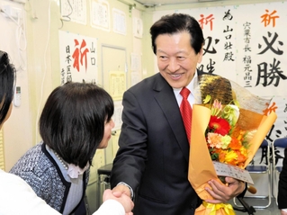 支援者と当選確実を喜ぶ山口壮氏＝相生市旭１（撮影・後藤亮平） 