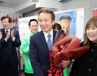 当選を確実にし、花束を手にする盛山正仁氏＝神戸市中央区加納町２（撮影・丸山桃奈）