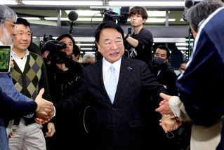 当選確実となり、支援者らに迎えられる青山繁晴氏＝尼崎市昭和南通７（撮影・吉田敦史）