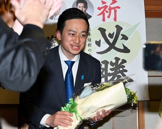 当選が確実となり、喜ぶ阿部圭史氏＝神戸市兵庫区東山町２（撮影・斎藤雅志）