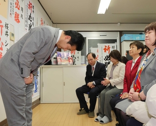 選挙区での落選が確実となり、深々と頭を下げる桜井周氏＝伊丹市西台５（撮影・笠原次郎）