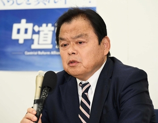 比例当選を確実とし、険しい表情で選挙戦を振り返る赤羽一嘉氏＝神戸市中央区八幡通４（撮影・風斗雅博）