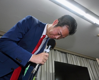 小選挙区で落選が確実となり、支援者に頭を下げる井坂信彦氏＝神戸市中央区八幡通４（撮影・大田将之）