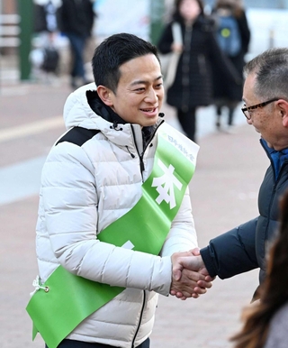 兵庫２区で当選を果たし、通勤客らに国政での活躍を誓う日本維新の会の阿部圭史氏＝９日午前、神戸市兵庫区駅南通５（撮影・斎藤雅志）