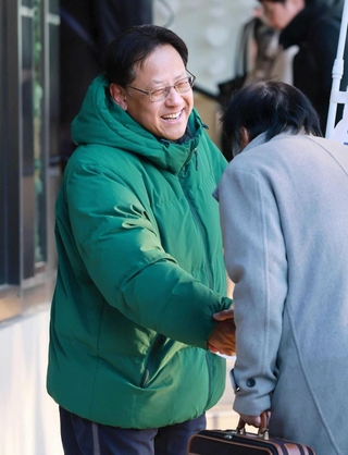 兵庫３区で当選を果たし、通勤の人たちにあいさつする自民党の関芳弘氏＝９日午前、神戸市垂水区神田町１（撮影・鈴木雅之）