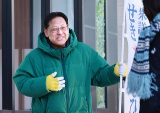 兵庫３区で当選を果たし、通勤の人たちにあいさつする自民党の関芳弘氏＝９日午前、神戸市垂水区神田町１（撮影・鈴木雅之）