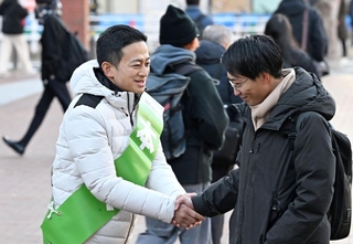 兵庫２区で当選を果たし、通勤客らに国政での活躍を誓う阿部圭史氏＝９日午前、神戸市兵庫区駅南通５（撮影・斎藤雅志）