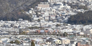 雪化粧した市街地の建物＝９日午前、宝塚市内（撮影・小林良多）