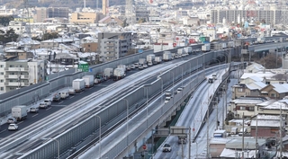 寒波の影響で渋滞する中国自動車道宝塚インターチェンジ周辺＝９日午前８時５７分、伊丹市内（撮影・小林良多）