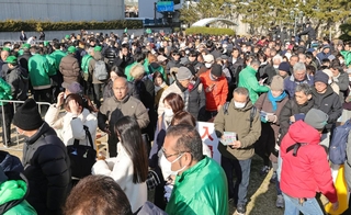 衆院選中、高市早苗首相が初めて神戸入り。演説会場は有権者らでごった返した＝１月２９日、神戸市垂水区（撮影・笠原次郎）