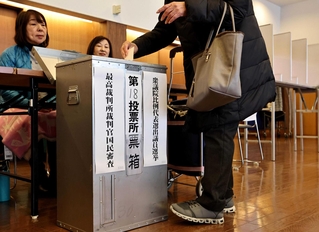 衆院選の比例票を投じる有権者＝８日午前、神戸市中央区山本通１（撮影・長嶺麻子）