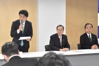 中道改革連合の議員総会に出席した（左から）中野洋昌共同幹事長、斉藤鉄夫共同代表、野田佳彦共同代表＝東京・永田町