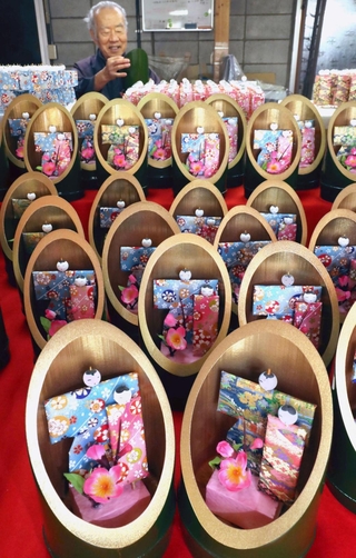 竹筒の中に飾り付けられた「かぐやびな」＝兵庫県上郡町高田台６