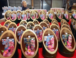 竹筒の中に飾り付けられた「かぐやびな」＝兵庫県上郡町高田台６