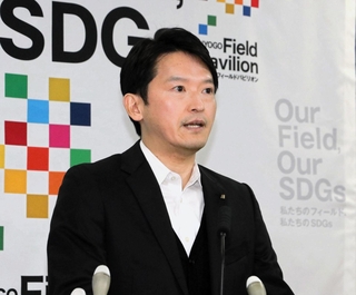 兵庫県の２０２６年度当初予算案などについて説明する斎藤元彦知事＝１２日午前、県庁