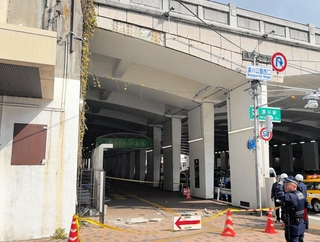 湊川公園橋の壁面から石板が剝がれ落ちた現場＝１２日正午ごろ、神戸市兵庫区荒田町１（神戸市提供）