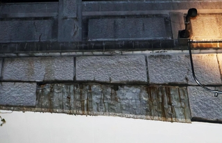 石板が剥がれ落ちた湊川公園橋西端＝１２日午後６時１１分、神戸市兵庫区荒田町１