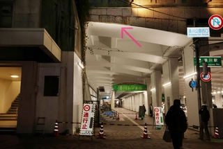 重さ８０キロの石板２枚が落下したトンネル部分。入り口上部（矢印の部分）が剥がれ落ちた＝１２日午後６時１２分、神戸市兵庫区荒田町１