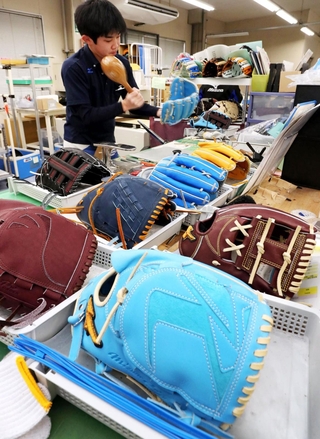 「球春」を前に仕上げられるグラブ＝いずれも宍粟市波賀町安賀、ミズノテクニクス波賀工場（撮影・辰巳直之）
