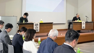 関係者が不登校の現状や課題について意見を交わした＝神戸市中央区下山手通４