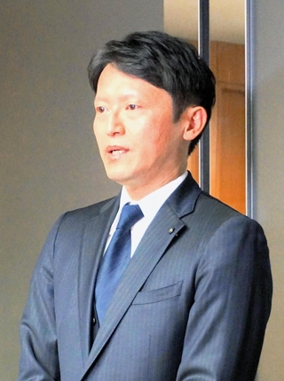 前総務部長らが地方公務員法違反容疑で書類送検されたことを受け、囲み取材に応じる兵庫県の斎藤元彦知事＝１３日午後、県庁