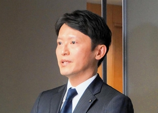 前総務部長らが地方公務員法違反容疑で書類送検されたことを受け、囲み取材に応じる兵庫県の斎藤元彦知事＝１３日午後、県庁