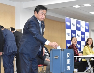 中道改革連合の代表選で投票する赤羽一嘉氏＝１３日午後、東京・永田町